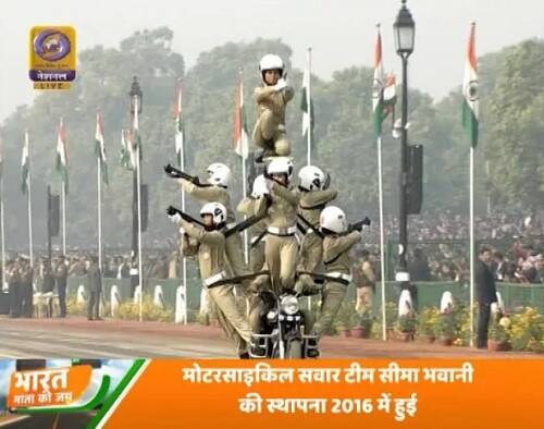 বিএসএফ ও সেনাবাহিনীর জওয়ানরা পালা করে প্রজাতন্ত্র দিবসের প্যারেডে বাইকের স্টান্ট দেখান