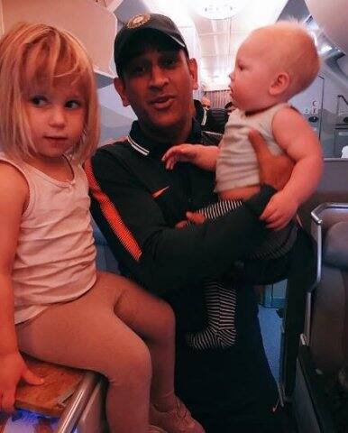 এ সবের মধ্যে ধোনি দক্ষিণ আফ্রিকার প্রাক্তন ক্রিকেটার জন্টি রোডসের মেয়ে ইন্ডিয়ার সঙ্গেও ছবি তোলেন। 