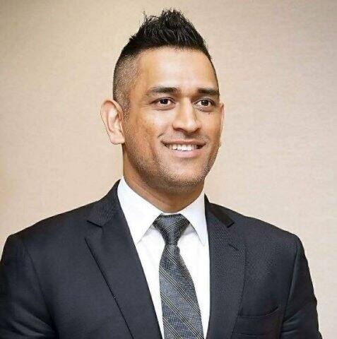 দেখুন, ধোনির নতুন হেয়ার স্টাইল। 