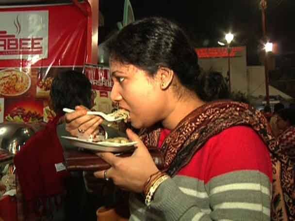 হরেকরকম বিরিয়ানি, কাবাব থেকে বাঙালি মিষ্টির সম্ভার, সব পাবেন এখানে। 