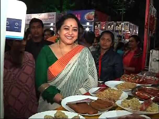 সাউথ সিটি মলের পাশে তালতলা প্রাঙ্গণে চলছে খাইবার পাস। শুরু হয়েছে বেলা ১২টায়। চলবে রাত ৯টা পর্যন্ত। 