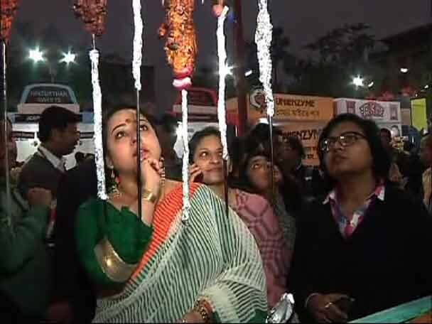 লঙ্কা-ফুচকার রসগোল্লা থেকে আমের পাটিসাপটা, বিরিয়ানি থেকে পান সন্দেশ, কাবাব, মিষ্টির নানা রকম- এই খাবারের মেলায় কী নেই! 