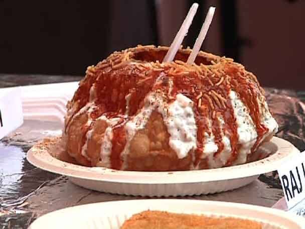 মাছ দিয়ে মুড়ি খেয়েছেন? বা ঝাল ঝাল অক্টোপাসের মাংস? নানা ধরনের অচেনা অজানা রান্না খেতে হলে আপনাকে আসতেই হবে খাইবার পাসে। 