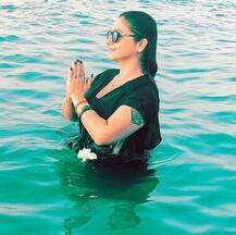 যোগ মুদ্রায় পূজা ভট্ট, ছবি পোস্ট সোশ্যাল মিডিয়ায়