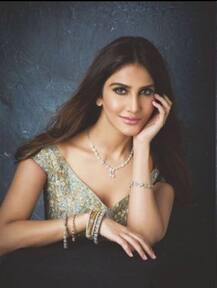 কালো ট্রান্সপারেন্ট পোশাকে হট ফটোশ্যুট করালেন অভিনেত্রী বাণী কপূর, দেখুন তারই ঝলক...