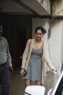 বিনা মেকআপে শিশিরের মতো সতেজ চাঙ্কি পাণ্ডের কন্যা অনন্যা, লেন্সবন্দি অষ্টাদশী