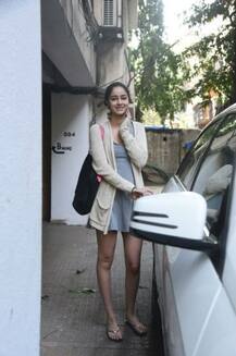 বিনা মেকআপে শিশিরের মতো সতেজ চাঙ্কি পাণ্ডের কন্যা অনন্যা, লেন্সবন্দি অষ্টাদশী