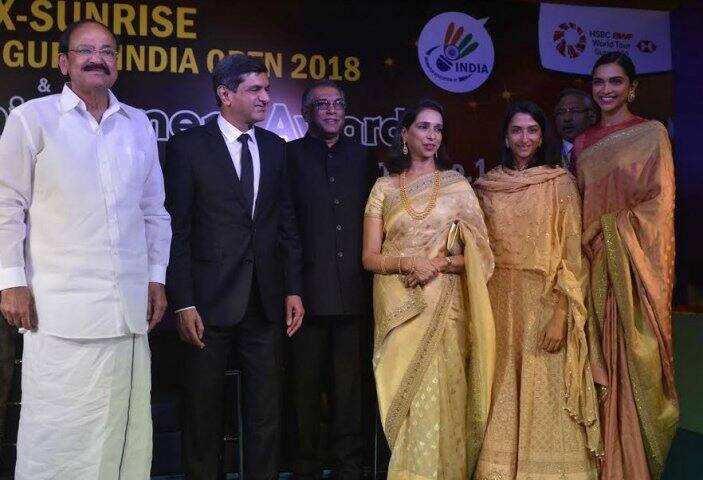  খেলোয়াড় জীবনে বহু পুরস্কার পেয়েছেন প্রকাশ। কমনওয়েলথ তো বটেই, অল ইংল্যান্ড চ্যাম্পিয়নশিপ খেতাবও জিতেছেন। এহেন তারকার হাতে পুরস্কার, মানপত্র, স্মারক ও ১০ লক্ষ টাকার চেক তুলে দেন উপরাষ্ট্রপতি বেঙ্কাইয়া নাইডু। 