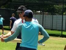 ব্যাটের মাপ পরীক্ষা করতে ভারতীয় অনুশীলনে হাজির দক্ষিণ আফ্রিকার আম্পায়ার