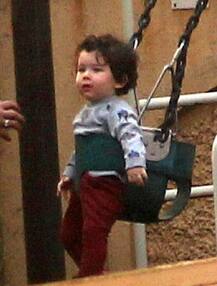 দোল দোল দুলুনি, দেখুন দোলনায় বসে রয়েছে টিনসেল টাউনের কোন তারকা