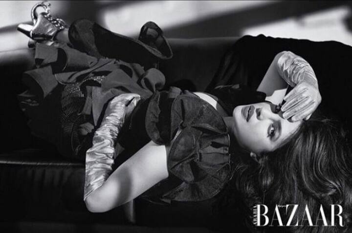 সোশ্যাল মিডিয়াতেও সবচেয়ে জনপ্রিয় অভিনেত্রীদের মধ্যে অন্যতম প্রিয়ঙ্কা। 