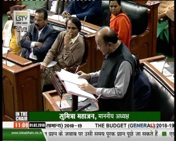 লক্ষ্যমাত্রায় বেঁধে রাখা যায়নি, আর্থিক ঘাটতির টার্গেট ৩.৩ শতাংশ ধার্য জেটলির বাজেটে