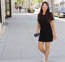 কোন ক্রিকেটারের স্ত্রী বলুনতো এই মহিলা?