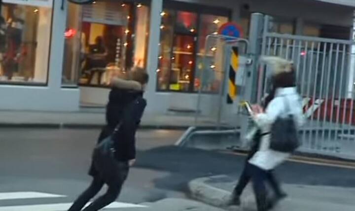 রাস্তায় বেরিয়ে সাইকেলের হ্যান্ডেল ধরে রাখতে সমস্যায় পড়েছেন লোকজন। সাইকেল হাচছাড়া হয়ে উড়ে গিয়ে ধারের রেলিংয়ে গিয়ে ধাক্কা খাওয়ার ঘটনাও ঘটেছে।