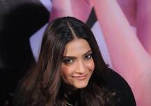 দর্শকদের স্যানিটারি প্যাডের জন্য ৪০০ টাকা করে দেওয়ার আর্জি সোনম কপূরের, জানুন কেন?