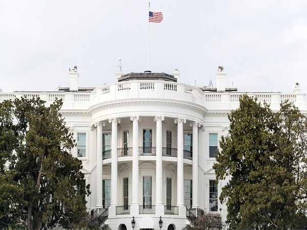 Man fatally shoots himself outside White House হোয়াইট হাউসের সামনে এক ব্যক্তি নিজেকে গুলি করে লুটিয়ে পড়লেন মাটিতে