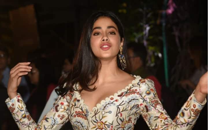 এখন প্রথম ছবির কাজে ব্যস্ত জাহ্নবী। কিন্তু ছবি মুক্তির আগেই তিনি স্টার। 