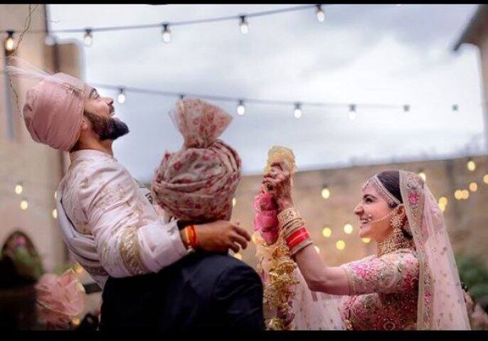 কোহলি ও অনুষ্কা-দুজনেই নিজ নিজ ক্ষেত্রে সুপ্রতিষ্ঠিত ও জনপ্রিয়। 