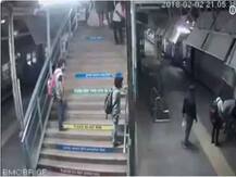 দেখুন: ট্রেন চলতে শুরু করার পর পিছলে গেল ৭ বছরে ছেলে, পুলিশের তৎপরতায় অল্পের জন্য রক্ষা