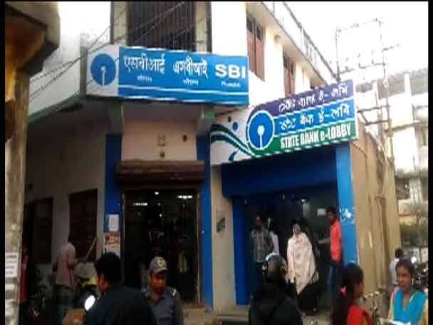 ব্যাঙ্কের গাড়ি থেকে ২৫ লক্ষ টাকা নিয়ে চম্পট দিল সশস্ত্র দুষ্কৃতীরা Malda: Armed robbers loo t 25 lakhs from bank van ব্যাঙ্কের গাড়ি থেকে ২৫ লক্ষ টাকা নিয়ে চম্পট দিল সশস্ত্র দুষ্কৃতীরা