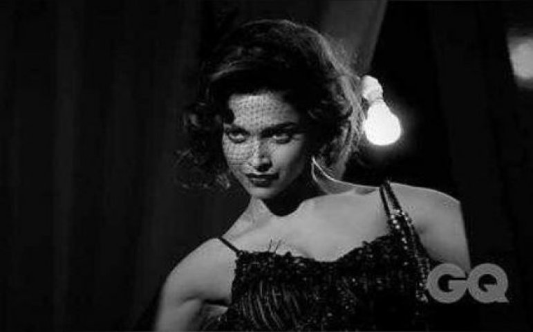 যে কারণে, তাঁর পুরনো ছবিও সোশ্যাল মিডিয়ায় ভাইরাল হয়ে গিয়েছে।