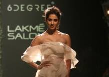 ছবিতে দেখুন: ল্যাকমে ফ্যাশন উইকের র‌্যাম্পে ‘বার্বি গার্ল’ পোশাকে হেঁটে মন জয় দিশা পটানির