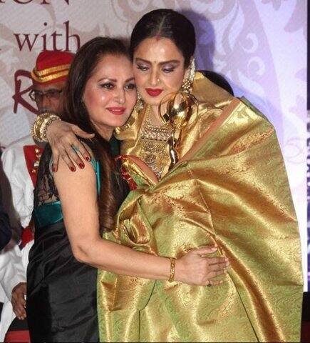 এখন অবশ্য রাজনীতিতেও দেখা যায় না তাঁকে। অনুরাগীদের সঙ্গে যোগাযোগ রাখতে গত বছর জয়া খুলেছেন নিজের ইনস্টাগ্রাম অ্যাকাউন্ট। 