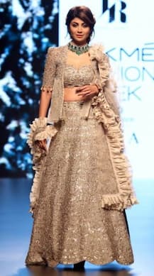 লেহেঙ্গায় ল্যাকমে ফ্যাশন উইকের মঞ্চ মাতালেন লাস্যময়ী শিল্পা