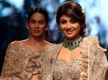 লেহেঙ্গায় ল্যাকমে ফ্যাশন উইকের মঞ্চ মাতালেন লাস্যময়ী শিল্পা