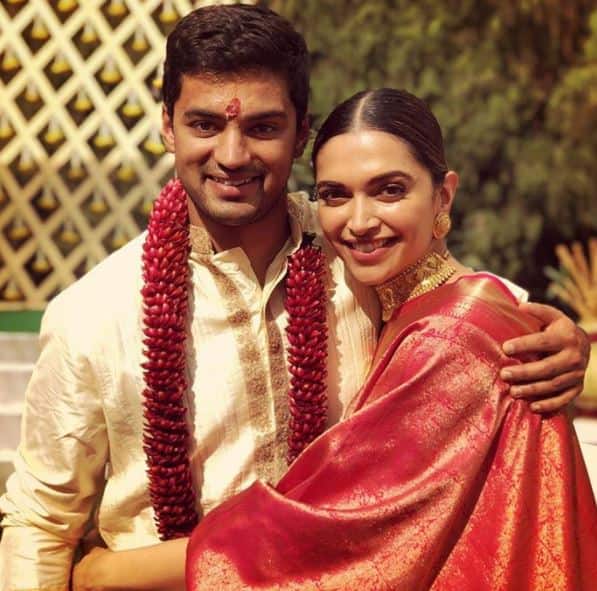 আসলে এবারই প্রথম নয়, এর আগেও রেখা দীপিকাকে উপহার দিয়েছেন। এর আগে রেখা দীপিকাকে একটা সুন্দর শাড়ি উপহার দিয়েছিলেন। বাজিরাও মস্তানি সিনেমার মুক্তির পর রেখা দীপিকাকে একটি সিল্ক শাড়ি উপহার দিয়েছিলেন। ওই শাড়ি দীপিকা তাঁর এক বন্ধুর বিয়ের অনুষ্ঠানে পরেছিলেন। আর ওই শাড়িতে দীপিকাকে চমত্কার মানিয়েছিল। এজন্য প্রচুর প্রশংসাও পেয়েছিলেন দীপিকা। দীপিকাকে রেখা খুবই পছন্দ করেন। অভিনয়ের পাশাপাশি দীপিকার ফ্যাশন সেন্সেরও প্রশংসক রেখা। 