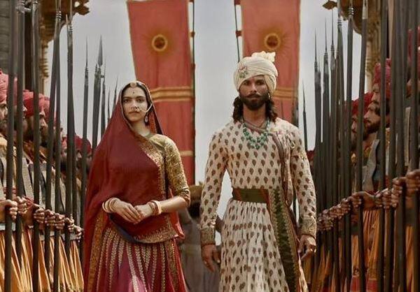 বহু বিতর্কের পর অবশেষে গত ২৫ জানুয়ারি মুক্তি পেয়েছে সঞ্জয়লীলা বনশালীর পদ্মাবত। দর্শক ও সমালোচকরা সিনেমার প্রশংসায় পঞ্চমুখ। বলিউড তারকারাও এই সিনেমায় রণবীর সিংহ ও দীপিকা পাড়ুকোনের অভিনয়ের প্রশংসায় পঞ্চমুখ।