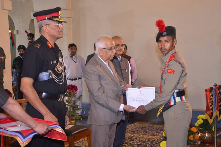 ২০১৭-১৮ সালে বিভিন্ন ক্ষেত্রে উৎকৃষ্ট পারফরম্যান্সের জন্য এদিন রাজভবনে একটি অনুষ্ঠানে ওই কৃতীদের পুরস্কৃত করেন রাজ্যপাল। 