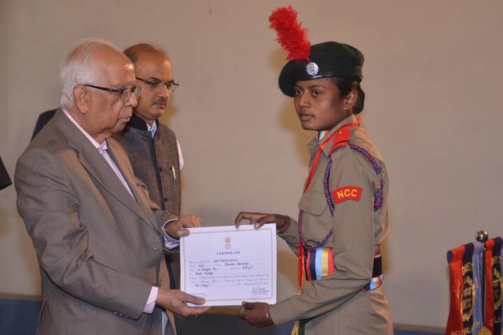 সেরা এনসিসি ক্যাডেট হওয়ার জন্য প্রতিরক্ষামন্ত্রীর মেডেল জিতেছে এক বালক।