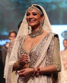 দেখুন! উমরাও জান বেশে মার্জার সরণিতে সুস্মিতা সেন