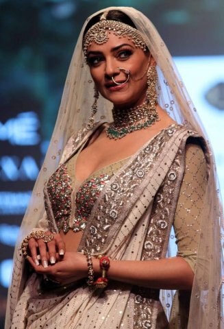 তাঁর পোশাকের ডিজাইন করেছেন মীরা ও মুজফফর আলি।