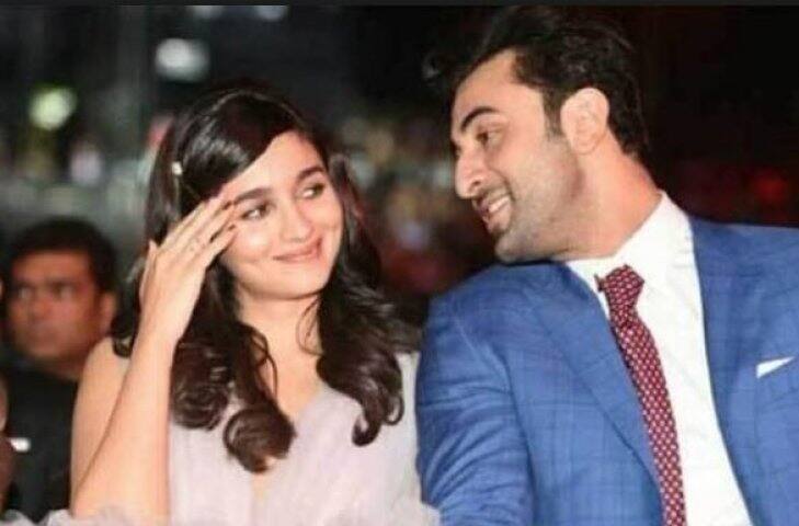 Ranbir-Alia Love Story: 11 साल की उम्र में आलिया की हुई थी बॉयफ्रेंड रणबीर कपूर से पहली मुलाकात, संजय लीला भंसाली के सेट पर मिली थी नजरें Alia Bhatt revealed that she was 11 when she first met Ranbir Kapoor Ranbir-Alia Love Story: 11 साल की उम्र में आलिया की हुई थी बॉयफ्रेंड रणबीर कपूर से पहली मुलाकात, संजय लीला भंसाली के सेट पर मिली थी नजरें