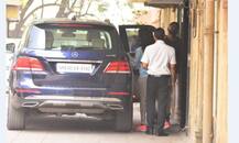 দেখুন! জাহ্নবীর জন্য বারান্দা থেকে ঝাঁপিয়ে পড়লেন ঈশান খাট্টার