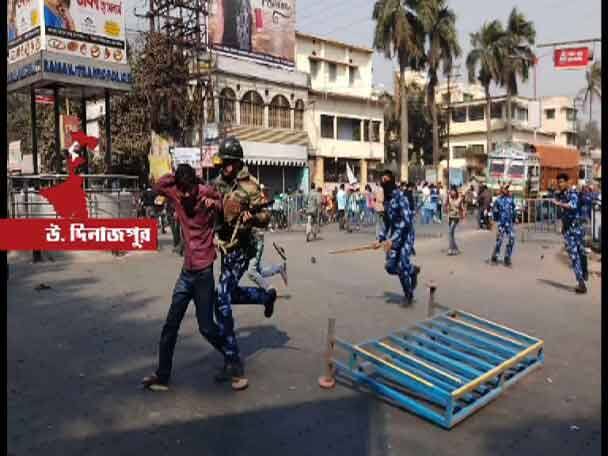 দুর্ঘটনায় স্কুলপড়ুয়ার মৃত্যু, রণক্ষেত্র রায়গঞ্জ, পুলিশকে লক্ষ্য করে ইট, বাইক-লরিতে ভাঙচুর Raigunge:school student death lead to tension in the area দুর্ঘটনায় স্কুলপড়ুয়ার মৃত্যু, রণক্ষেত্র রায়গঞ্জ, পুলিশকে লক্ষ্য করে ইট, বাইক-লরিতে ভাঙচুর