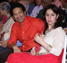 স্ত্রী অঞ্জলির সঙ্গে একটি বই প্রকাশের অনুষ্ঠানে সচিন