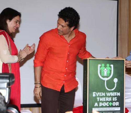 ক্রিকেটের কিংবদন্তী সচিন সমাজের সব ক্ষেত্রের মানুষের কাছেই জনপ্রিয়। ছবি সৌজন্যে মানব মঙ্গলানি