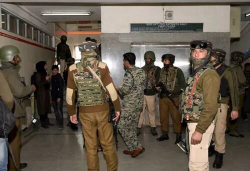 Centre asks J&K to review prison security, deploy CRPF in jails পাক জঙ্গি পালানোর জের, জম্মু ও কাশ্মীর সরকারকে জেলের নিরাপত্তা খতিয়ে দেখতে বলল কেন্দ্র