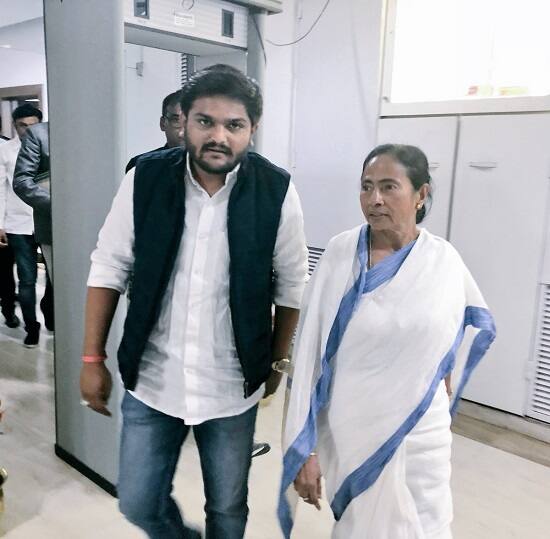  মমতাকেও গুজরাতে আসার আমন্ত্রণ জানিয়েছেন হার্দিক