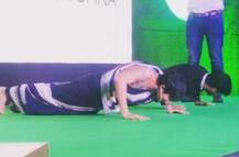 দেখুন! শাড়ি পরেই পুশ আপ করছেন মন্দিরা