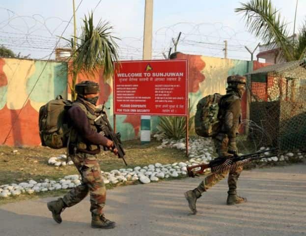 Residents provide snacks, meals to security forces in Sunjwan পুলিশ, আধাসেনাদের চা-বিস্কুট, জঙ্গিদের সঙ্গে লড়তে তো পারি না, এইটুকু না হয় করলাম, বলছেন সুঞ্জওয়ানের বাসিন্দারা