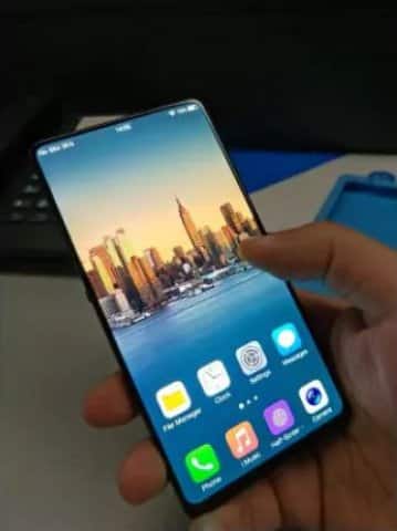 ফাঁস হওয়া ছবিগুলি ভালো করে দেখলে স্নার্টফোনটিতে ফ্রন্ট ক্যামেরা না থাকার সম্ভাবনা রয়েছে। স্মার্টফোনটিতে একটা বড় ফুল এইচডি ডিসপ্লে থাকার সম্ভাবনা। এর রেজোলিউশন 1080x2160 পিক্সেল হতে পারে। 