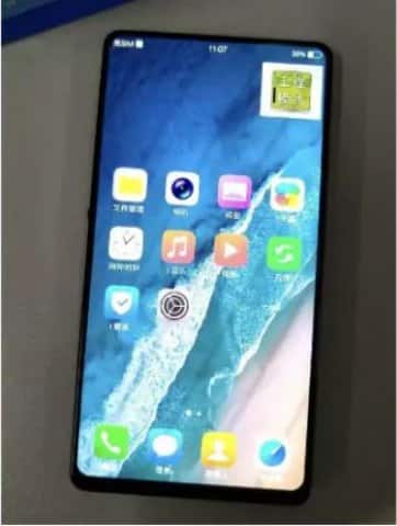 ওয়াকিবহাল মহল ওই স্মার্টফোনে ফিঙ্গারপ্রিন্ট সেন্সর সহ ফেস আনলক সিস্টেম থাকার সম্ভাবনার কথা বলছেন। কিন্তু স্ক্রিনের ওপরের অংশে কোথাও ক্যামেরা স্পট দেখা যাচ্ছে না। 