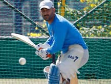 দেখুন: অনুশীলনে স্টেপ আউট করে মাহির মার