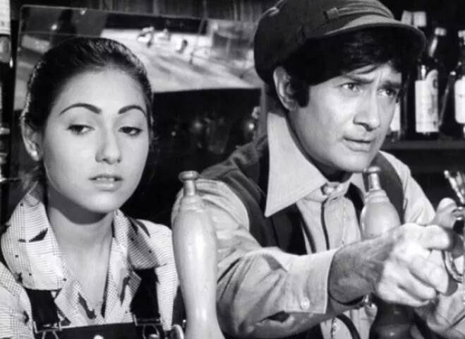  ফর্সা, সুন্দরী এবং ছিপছিপে চেহারার টিনাকে ১৯৭৫ সালে ফেমিনা টিন প্রিন্সেসের শিরোপা দেওয়া হয়। এছাড়া ১৯৭৮ সালে আন্তর্জাতিক টিন প্রতিযোগিতায় ভারতের হয়ে প্রতিনিধিত্ব করেন টিনা। সেখানেই সেকেন্ড রানারস আপ হয়ে, মিস ফটোজেনিক এবং মিস বিকিনির শিরোপা জেতেন টিনা। একটি মাজনের বিজ্ঞাপনের পর ছবির প্রযোজক, পরিচালক এবং অভিনেতা দেব আনন্দের নজরে আসেন টিনা। ১৯৭৮ সালে ‘দেশ পরদেশ’ ছবিতে নায়িকার চরিত্রে অভিনয়ের সুযোগ পান