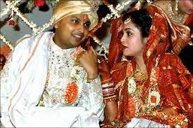 অবশেষে লস অ্যাঞ্জেলসে এক ভূমিকম্পের পর ফের দুজনের কথাবার্তা শুরু হয়। আর এই দীর্ঘ চার বছরে অন্য কোনও মেয়েকে বিয়ে না করে, অনিল বোঝাতে শুরু করেন তাঁর বাবা-মাকে, টিনাই তাঁর ভালবাসা, তাঁর সবকিছু।
