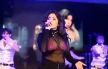 স্টেজ শো করলেন ট্রান্সপারেন্ট পোশাকে, এই বলিউড গায়িকার ভিডিও ইন্টারনেটে তুলল ঝড়